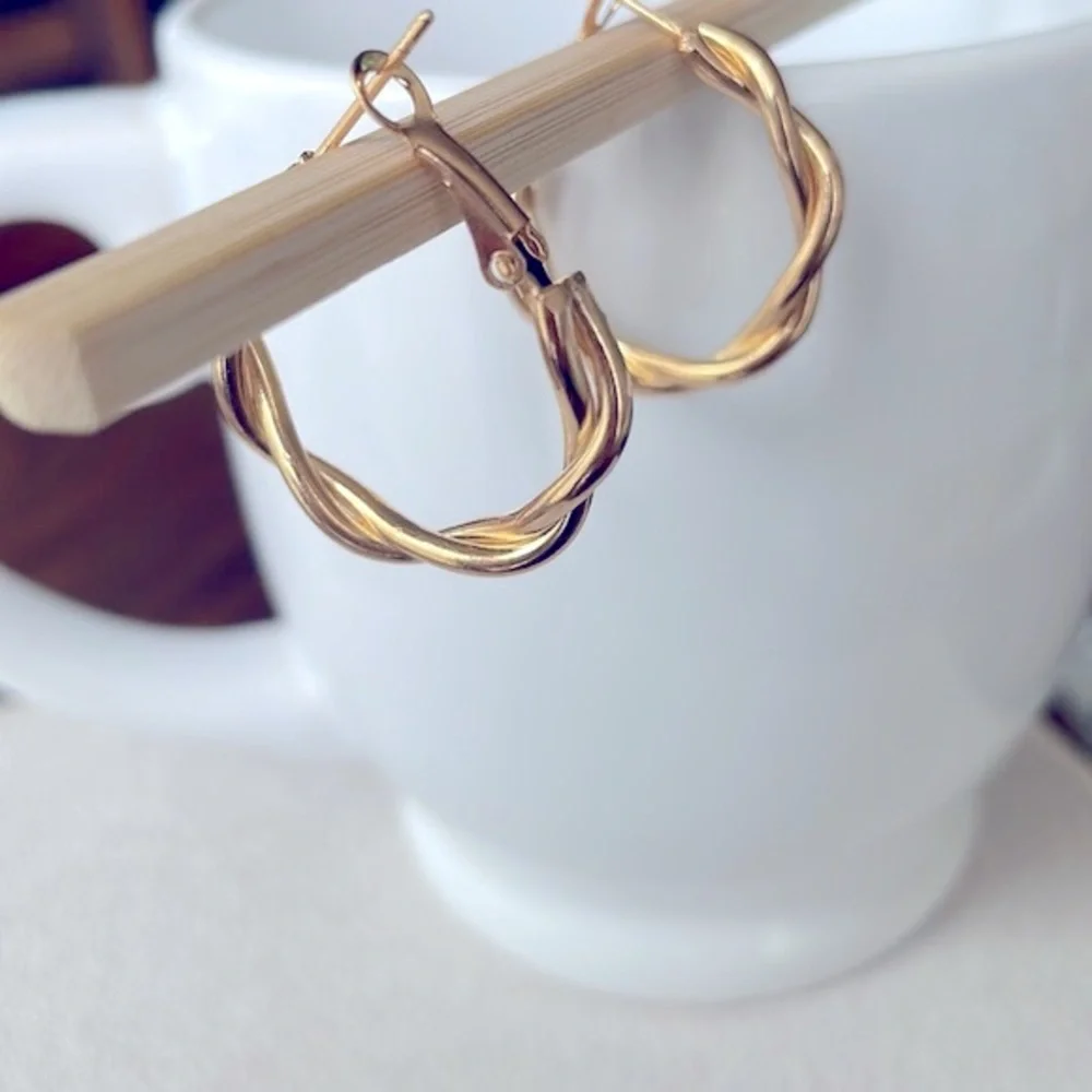 Small Twisted gold hoop earrings